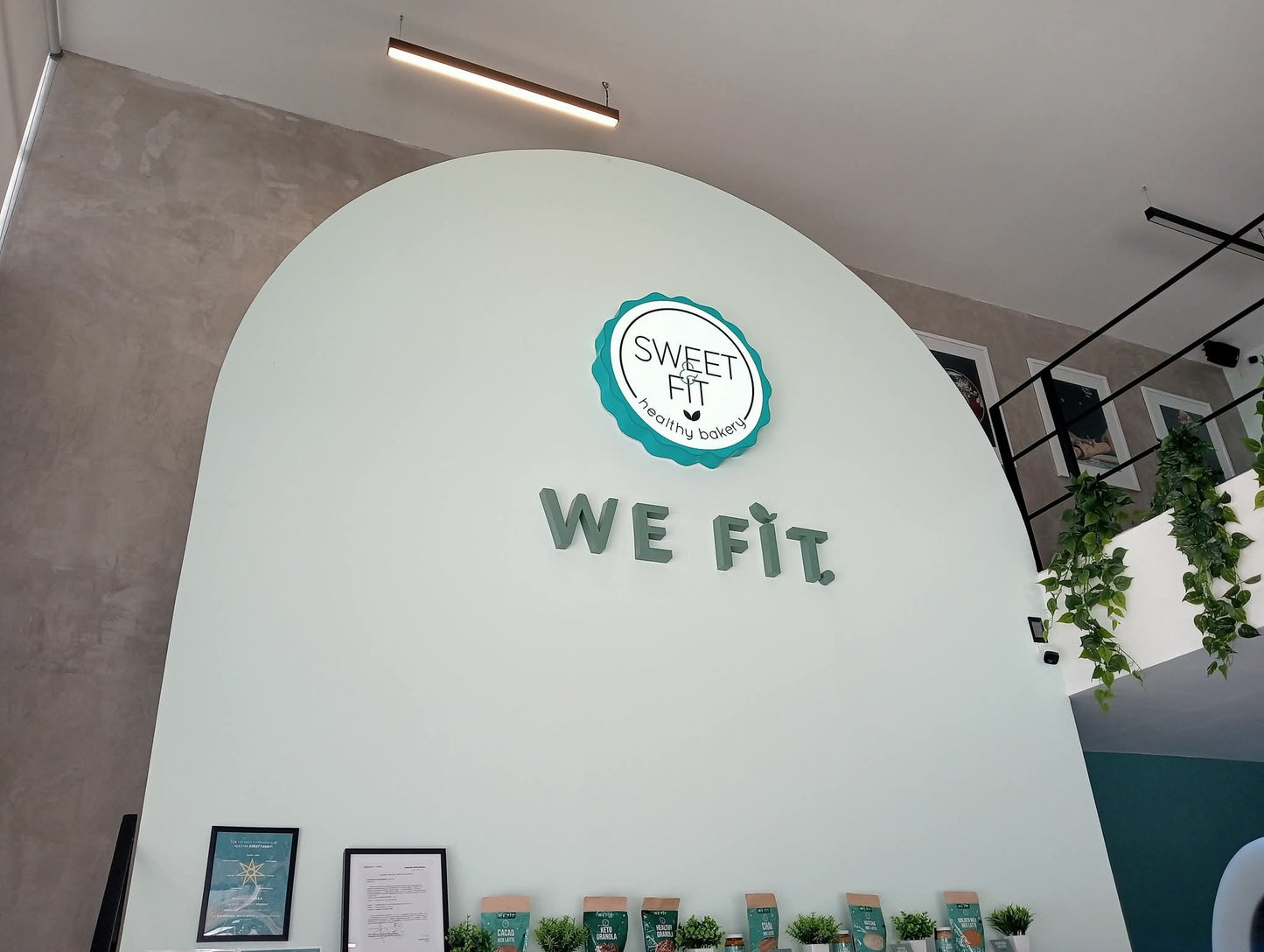 LETREROS 3D EN ALUMINIO DORADO ALUMINIO NATURAL  DETALLES EN ACRILICO Y ELEMENTOS DIFERENTES CON MATERIALES PREMIUM.