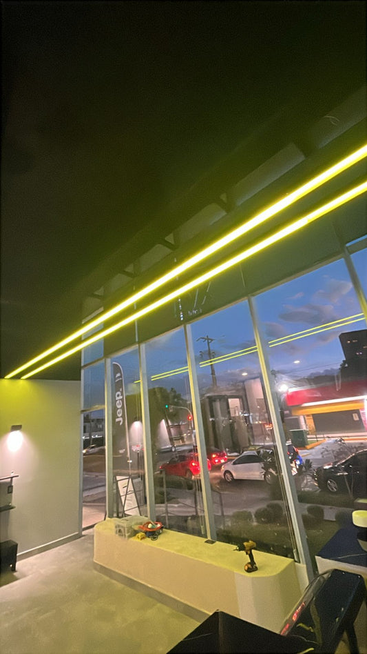 Letrero Luminoso Corporativo – Diseño Exclusivo con Líneas LED y Logo 3D (Personalizado)