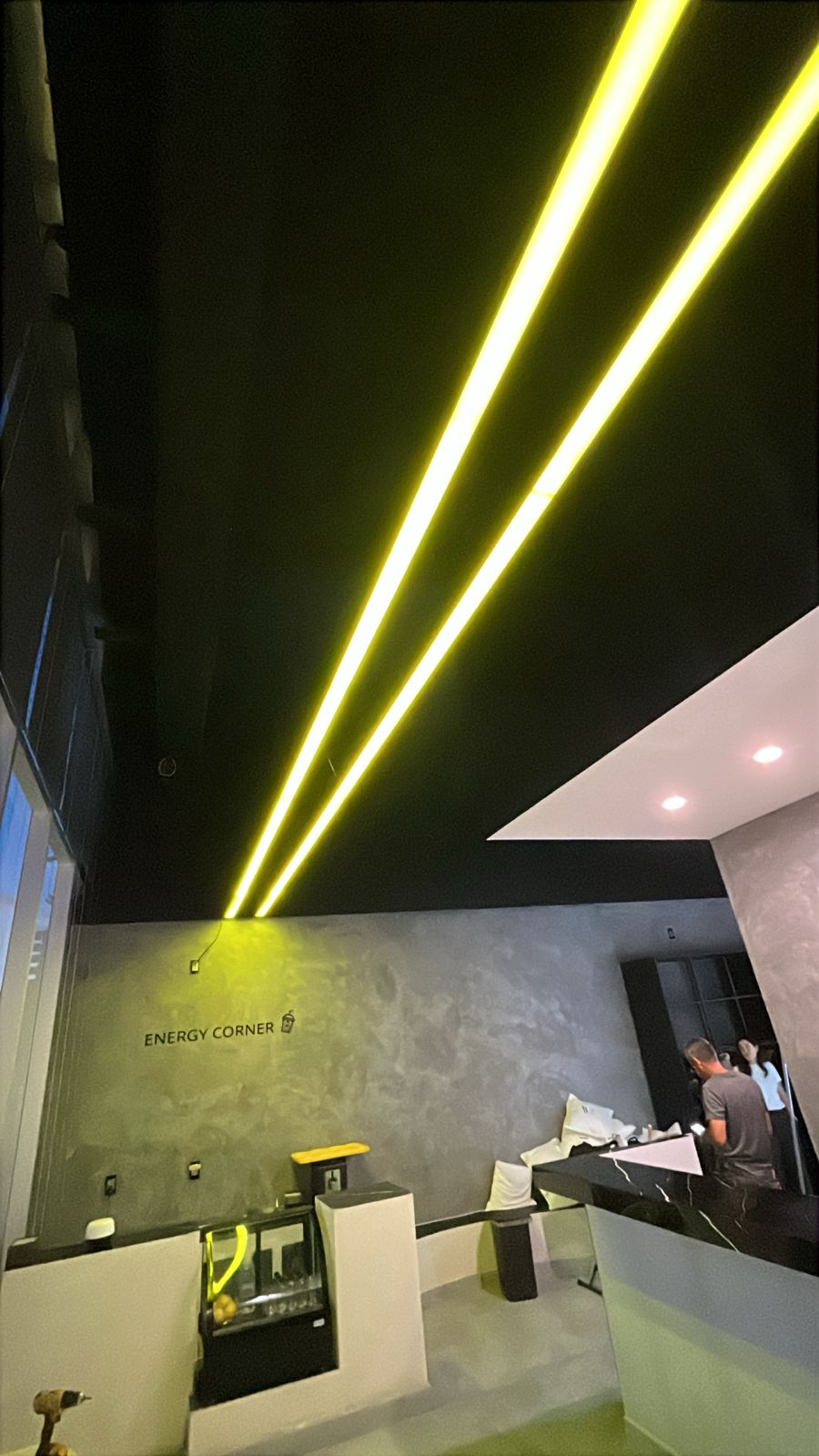 Letrero Luminoso Corporativo – Diseño Exclusivo con Líneas LED y Logo 3D (Personalizado)