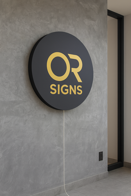 Anuncio Circular 3D en panel de  Aluminio con detalles en Acrílico con Luz LED. Disponible en 60 cm, 80 cm y 1 metro. Personalizado con tu nombre o logotipo. Ideal para negocios que buscan presencia profesional.