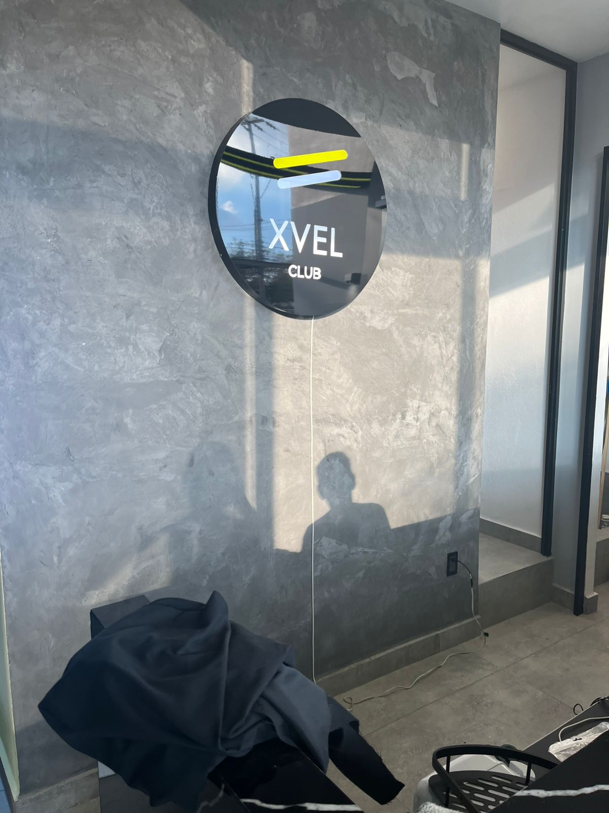 Anuncio Circular 3D en panel de  Aluminio con detalles en Acrílico con Luz LED. Disponible en 60 cm, 80 cm y 1 metro. Personalizado con tu nombre o logotipo. Ideal para negocios que buscan presencia profesional.