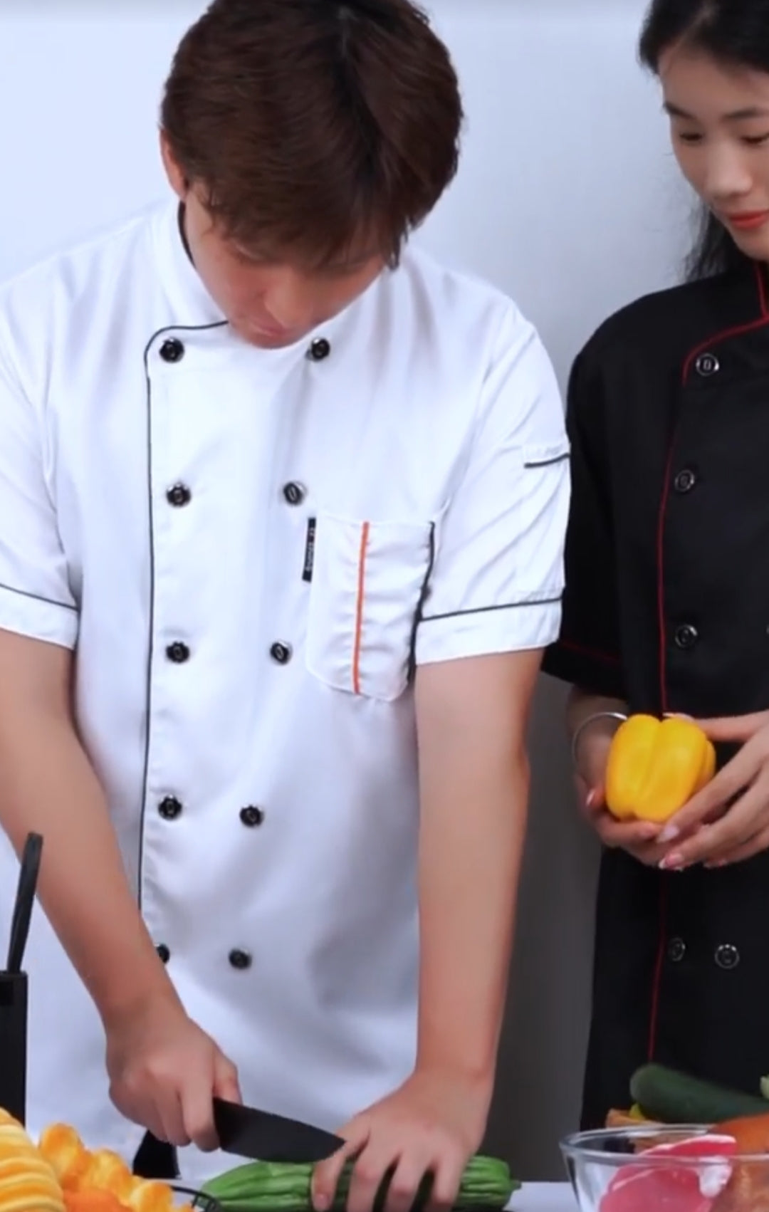 Filipina de Chef Negra- Blanca Profesional con gorro – Unisex | Manga Corta | Cocina y Restaurante Personalizada dtf