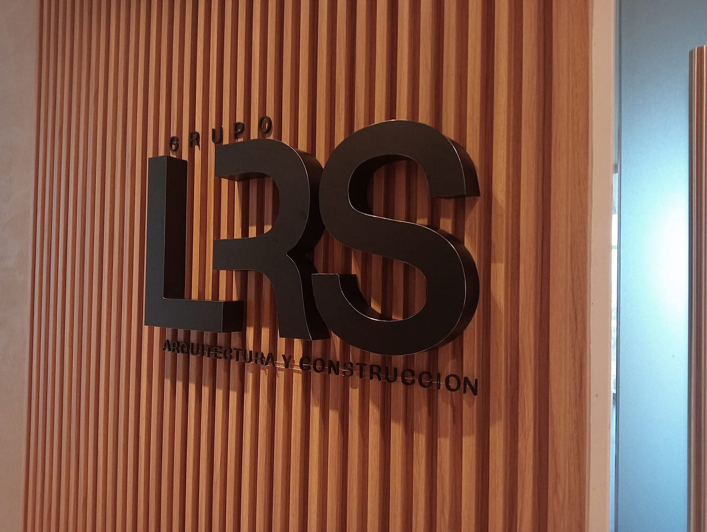 LETREROS 3D EN ALUMINIO DORADO ALUMINIO NATURAL  DETALLES EN ACRILICO Y ELEMENTOS DIFERENTES CON MATERIALES PREMIUM.