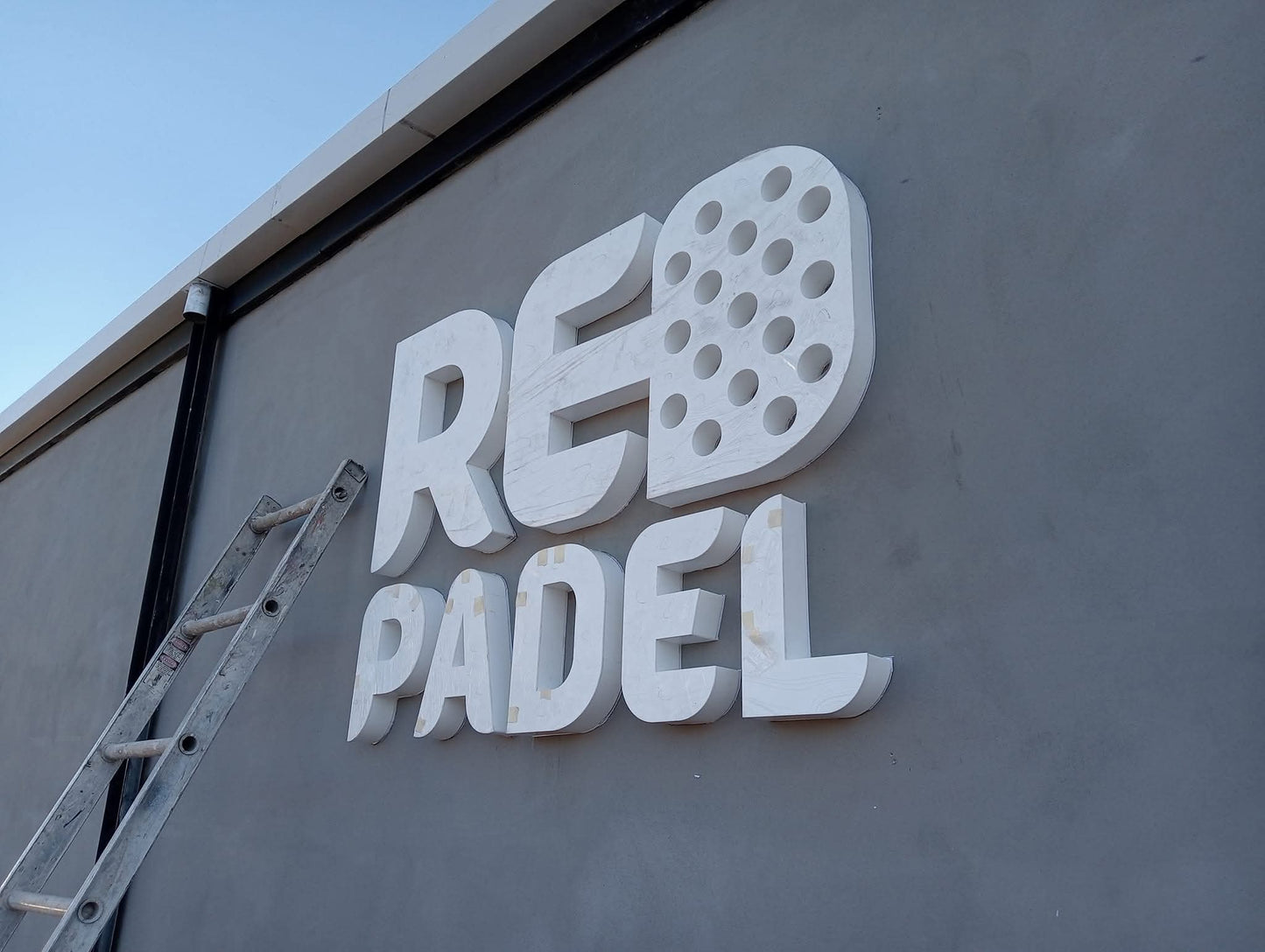 LETREROS 3D EN ALUMINIO DORADO ALUMINIO NATURAL  DETALLES EN ACRILICO Y ELEMENTOS DIFERENTES CON MATERIALES PREMIUM.