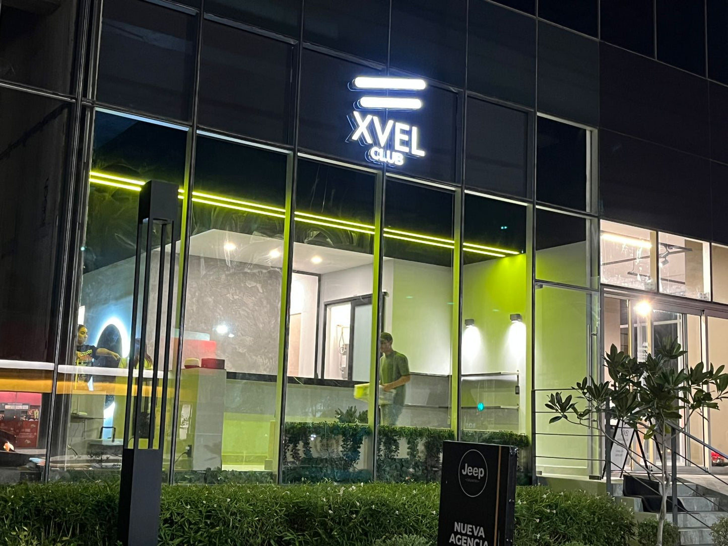 Letrero Luminoso Corporativo – Diseño Exclusivo con Líneas LED y Logo 3D (Personalizado)