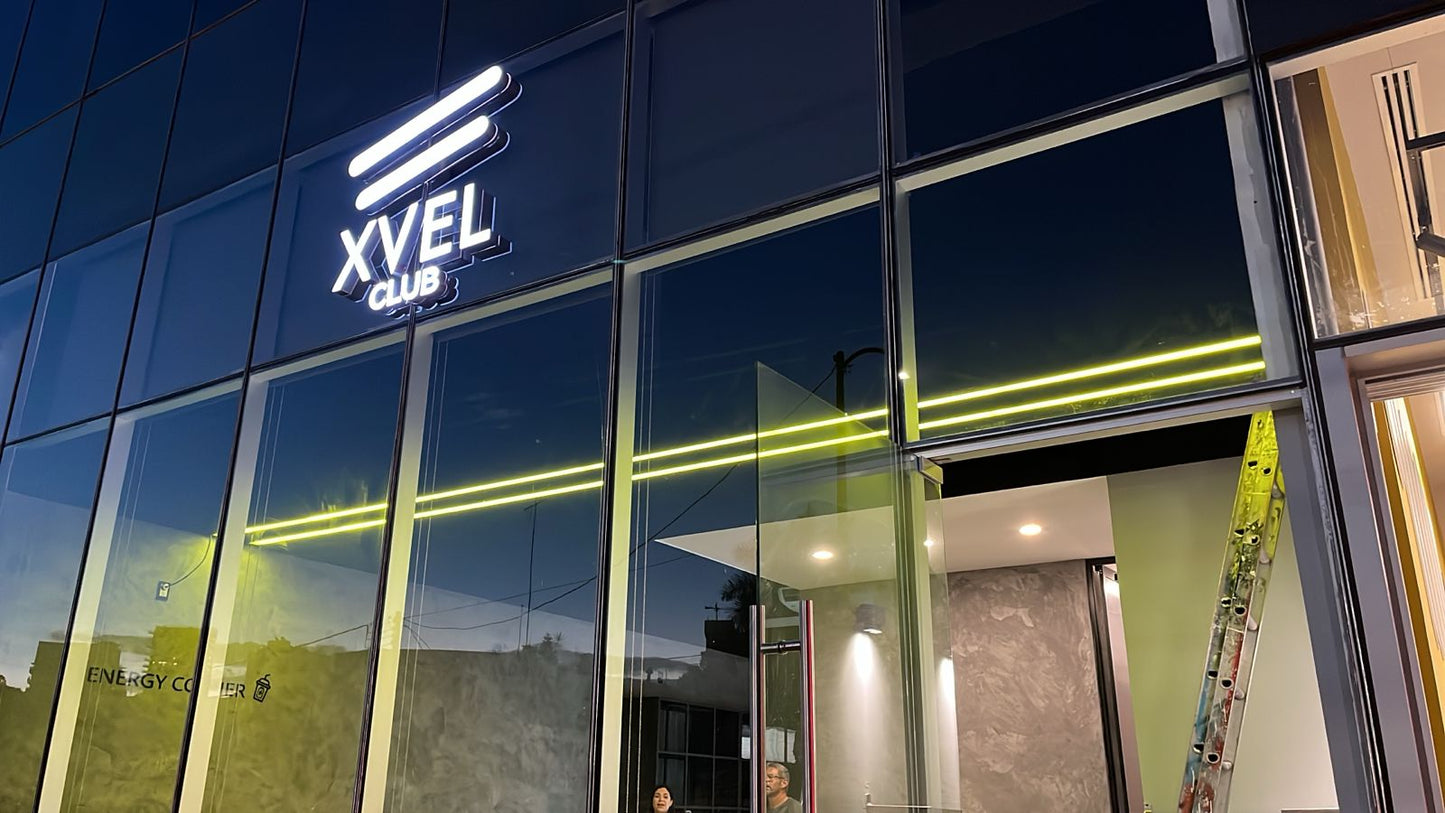 Letrero Luminoso Corporativo – Diseño Exclusivo con Líneas LED y Logo 3D (Personalizado)