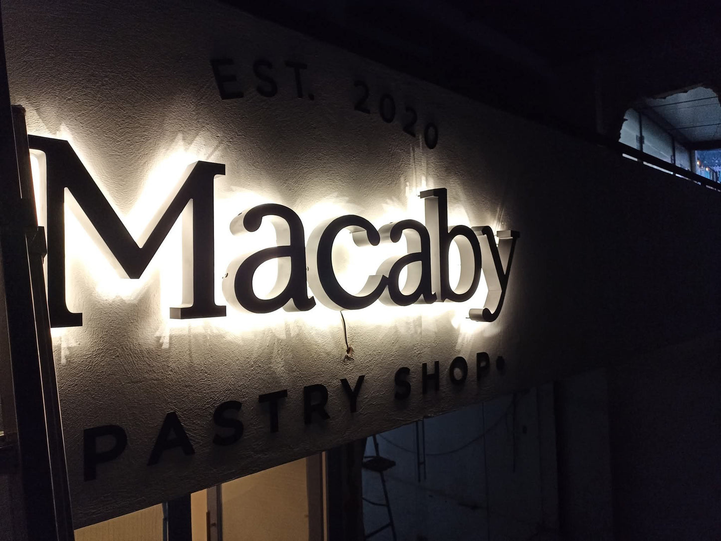 LETREROS 3D EN ALUMINIO DORADO ALUMINIO NATURAL  DETALLES EN ACRILICO Y ELEMENTOS DIFERENTES CON MATERIALES PREMIUM.