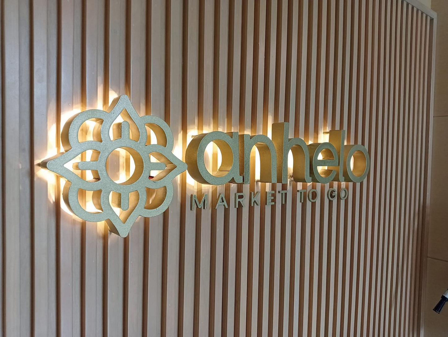 LETREROS 3D EN ALUMINIO DORADO ALUMINIO NATURAL  DETALLES EN ACRILICO Y ELEMENTOS DIFERENTES CON MATERIALES PREMIUM.