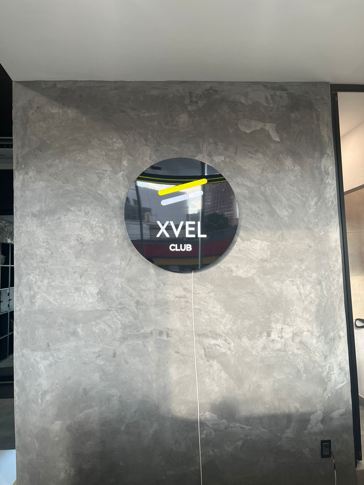 Anuncio Circular 3D en panel de  Aluminio con detalles en Acrílico con Luz LED. Disponible en 60 cm, 80 cm y 1 metro. Personalizado con tu nombre o logotipo. Ideal para negocios que buscan presencia profesional.